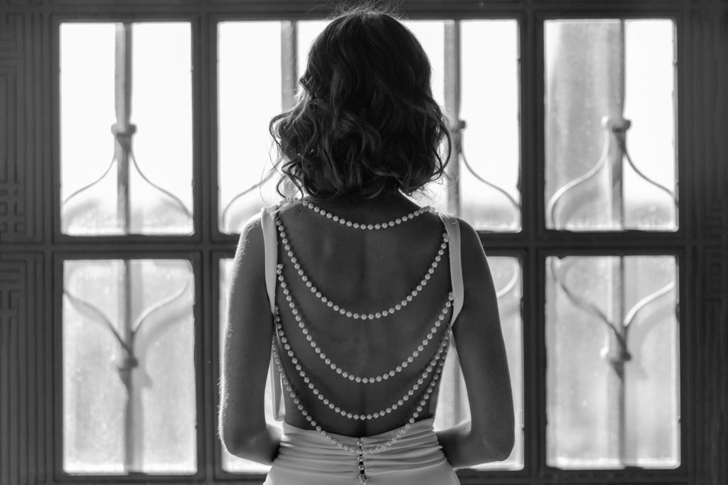 Vestido para novia dos mil veintidos con espalda de perlas Silvia Fernández  - Tienda de Unicornios Online